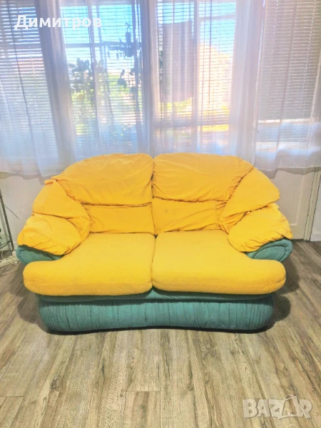 Продавам много запазен без забележки двуместен диван. Мек и удобен с размери 150 на 100см за 199л, снимка 1