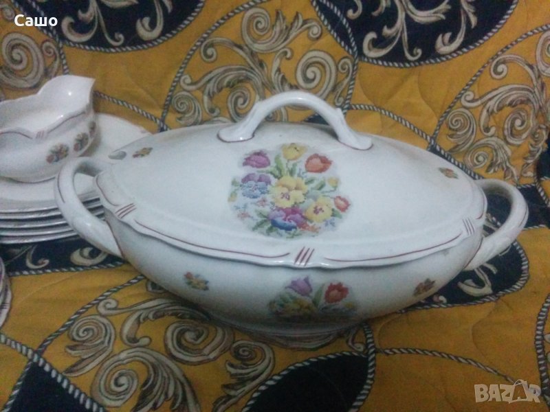 старинен сервиз супник,плоски ,дълбоки,десертни чинии, сосиера , снимка 1