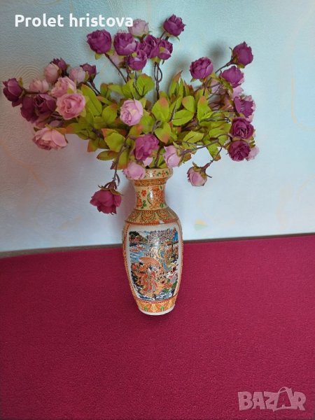 Две вази, различни по вид, с изкуствени цветя, снимка 1