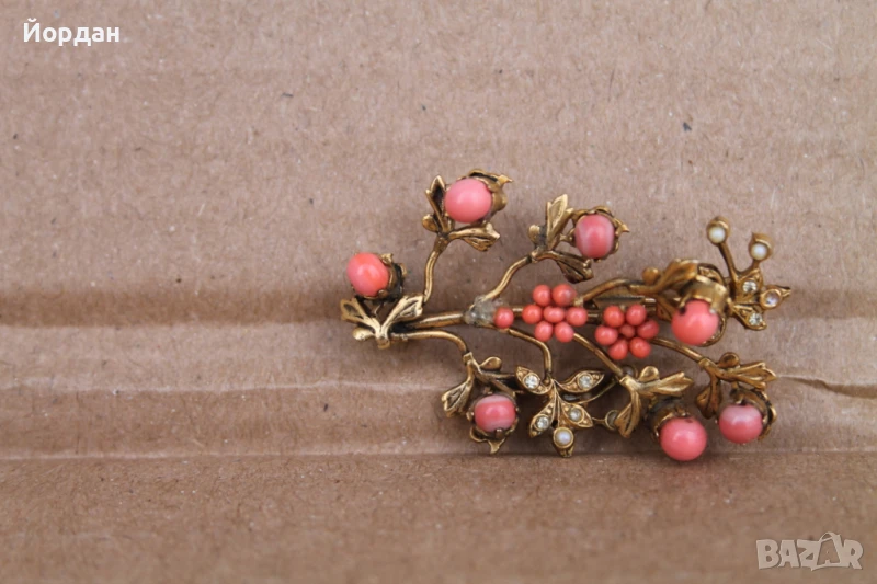 Дамска позлатена брошка с корали, снимка 1