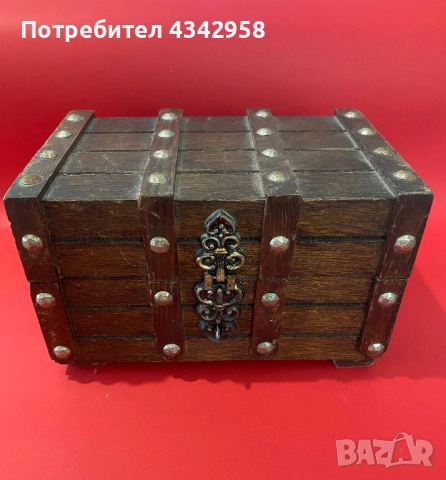 Старинна дървена кутия за бижута.