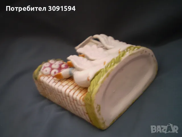 Винтидж ваза с три лебеда от фин бисквитен порцелан, снимка 3 - Други ценни предмети - 49555781