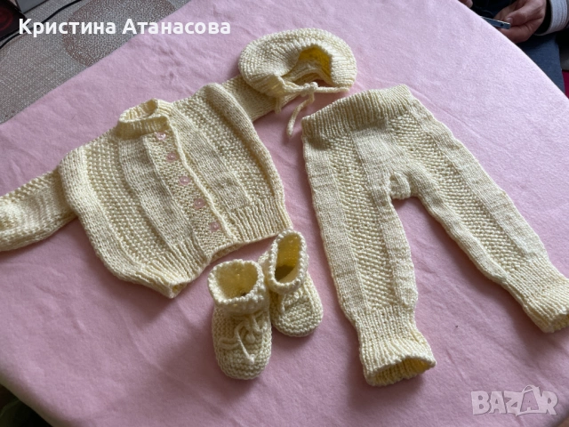 Жълт ръчно плетен бебешки костюм