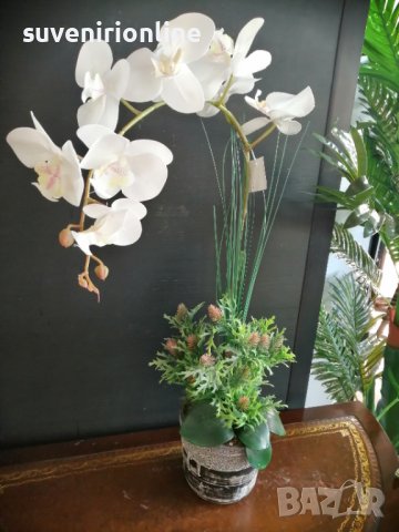 Изкуствена орхидея в кашпа