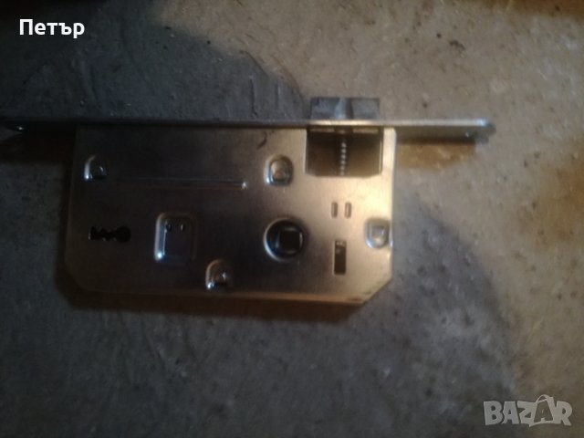 Продавам брава с дръжки за входна и интериорна врата