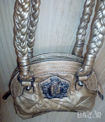 Малка, златиста дамска чанта Guess, снимка 3 - Чанти - 36915855