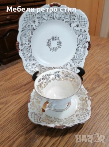 Луксозен винтидж порцеланов комплект с фина златна орнаментика и красиви флорални детайли. , снимка 2 - Чаши - 52720053