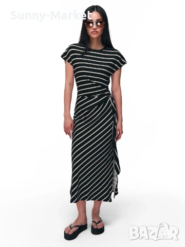 Дамска черна рокля на райета