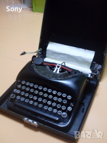 Стара американска пишеща машина с куфар- Ремингтон.