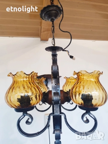 Красив полилей съчетание от дървено колело и елементи на ковано желязо, жълти стъкленици и розетка , снимка 2 - Полилеи - 51730052
