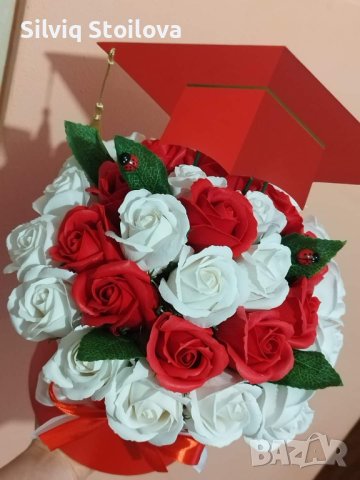 Луксозна кутия с трийсет и една сапунени роза за абитуриенти или абсолвенти , снимка 2 - Подаръци за жени - 40416895