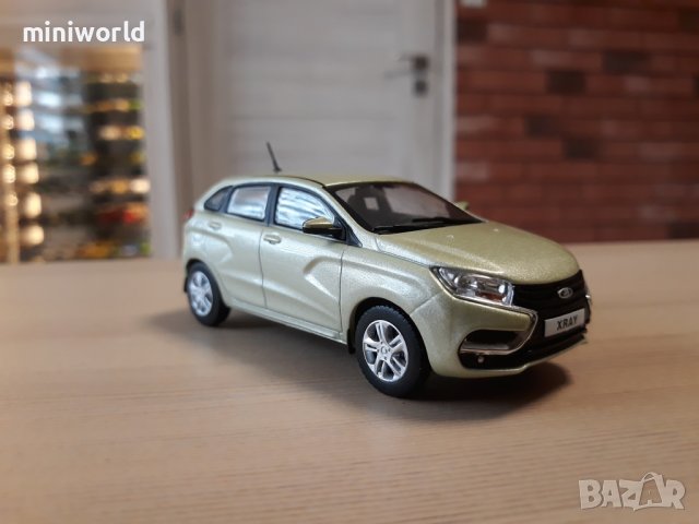 ВАЗ Лада Xray 2015 - мащаб 1:43 на DeAgostini моделът е нов в блистер, снимка 5 - Колекции - 32376844