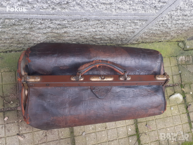 Стара лекарска чанта от дебела естествена кожа с бронзови орнаментии , снимка 2 - Антикварни и старинни предмети - 53499641