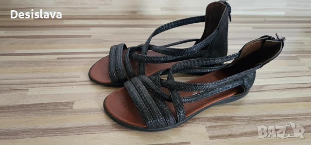 Черни сандали