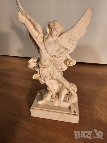 Старинна италианска скулптура Фаро  Архангел Михаил с копие и огнен меч, с които пронизва Дявола - п