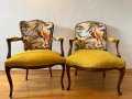 Двойка антикварни кресла ТРОПИКАНА в стил Луи XV, обновени с жизнерадостни папагали