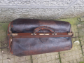 Стара лекарска чанта от дебела естествена кожа с бронзови орнаментии , снимка 2
