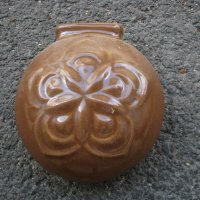 Keрaмична ваза за стена, снимка 1 - Антикварни и старинни предмети - 33625009