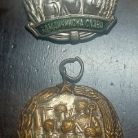 2 бр. медала- за майчинска слава, снимка 1 - Антикварни и старинни предмети - 43051545