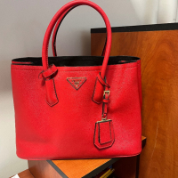 Чанта червена Prada, снимка 1 - Чанти - 44872594