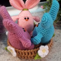 Великденски подаръци. Три зайчета в гнездото. Плетена играчка. Ръчно изработени., снимка 3 - Романтични подаръци - 39875113