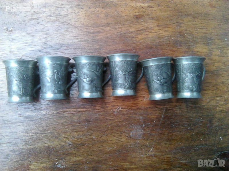 Стар германски сервиз състоящ се от 6 оловни чашки и оловно подносче за 3 чашки на ловна тематика , снимка 1