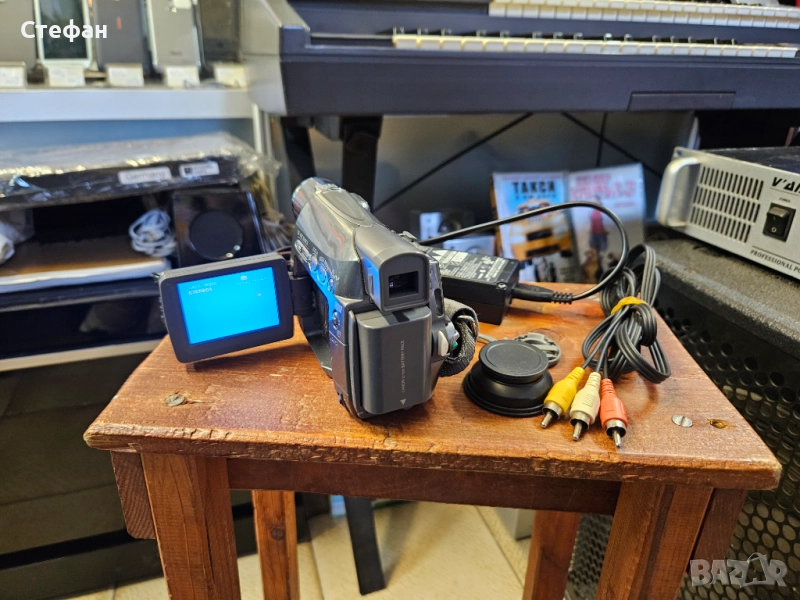 Видeoкамера Canon MV880X E Работеща отлично, в много добро визуално състояние, има зарядно. Батерият, снимка 1