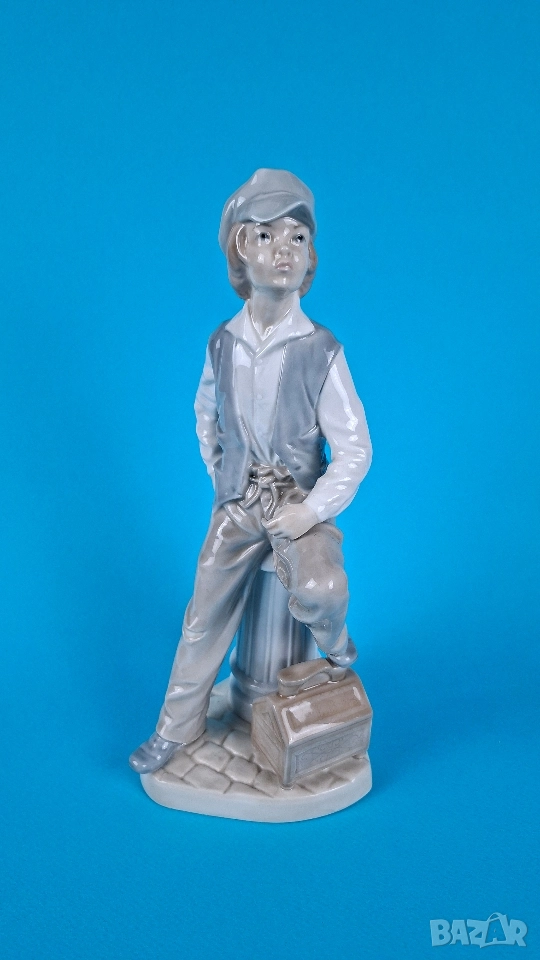 Порцеланова фигурка на момче - обущар, снимка 1