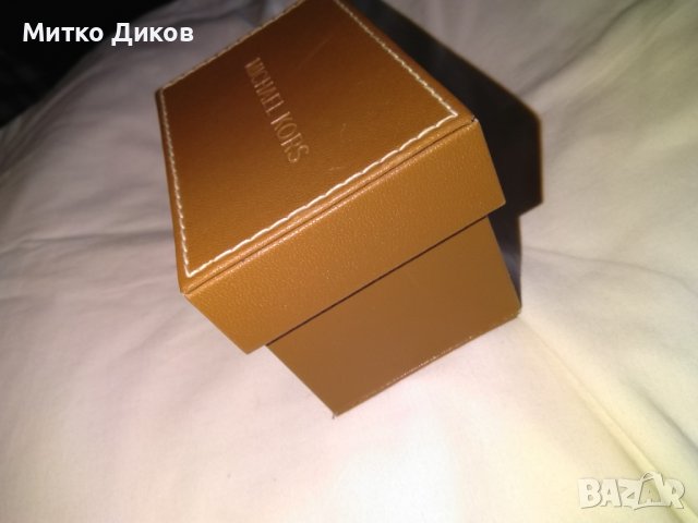 Кутия за часовник с инструкция и възглавница Майкъл Корс, снимка 3 - Други - 36619930