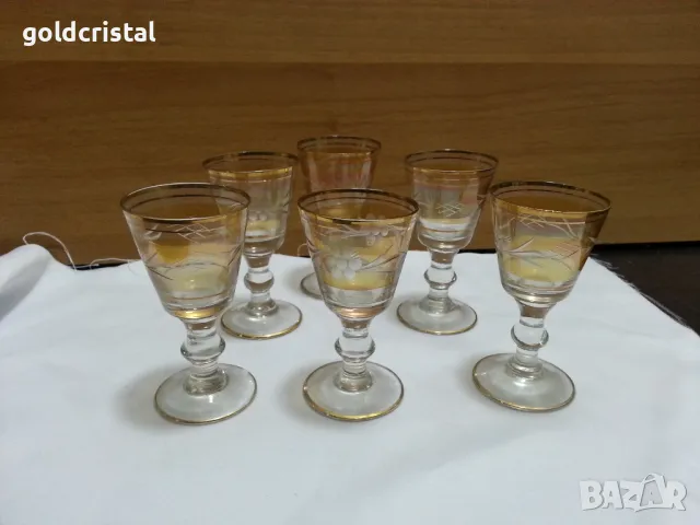 стари стъклени чаши 