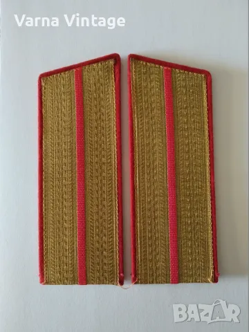 Пагони на младши офицери от Съветската армия.