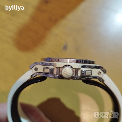 Дамски часовник ! Висококачествена реплика. Швейцарски кварцов механизъм. Отлично състояние., снимка 4 - Дамски - 43828149