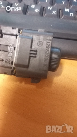 Бутон за регулиране на огледалата от Мерцедес W202 1298200610, снимка 3 - Части - 53088372