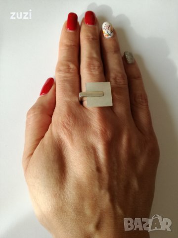 Сребърен пръстен с бял седеф. Сребро проба 925.