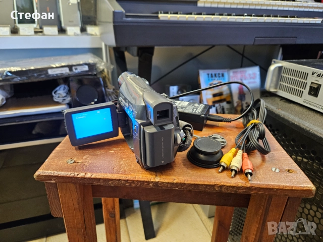 Видeoкамера Canon MV880X E Работеща отлично, в много добро визуално състояние, има зарядно. Батерият