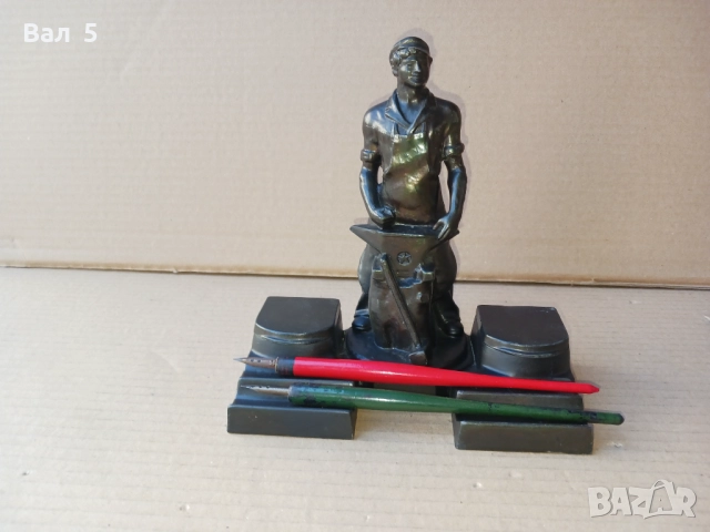 Стара метална мастилница - КОВАЧ , статуетка , перодръжки