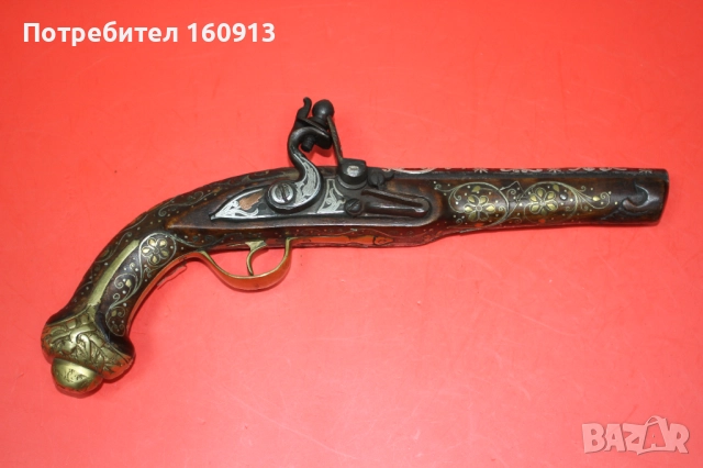 Кремъчен пистолет с орнаменти и сребро по цевта. Работещ.
