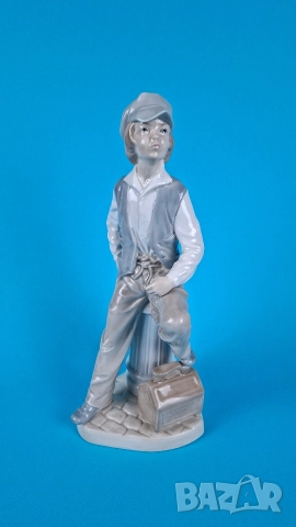 Порцеланова фигурка на момче - обущар
