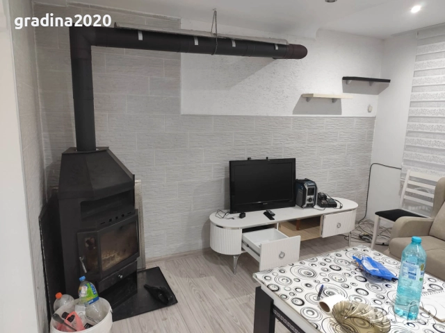 🏠  Давам под наем  3-стаен апартамент – 100 кв.м с голям хол, килер, таванска стая, маза и 2 дворни