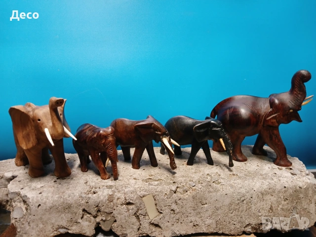 Стари фигурки слончета от екзотично дърво.