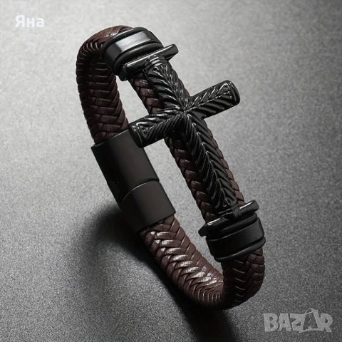 Черна плетена кожена гривна с кръст.