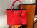 Чанта червена Prada