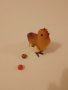 Стара играчка кокошка снася яйца като се натисне от бакелит 