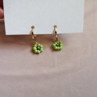 Дамски обеци в златист цвят с висулки цветя от мъниста в зелен и лилав цвят, снимка 6 - Обеци - 43838951