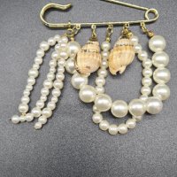 Дамска брошка безопасна игла с перли, снимка 1 - Други - 43115605