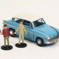 Ford Anglia с две фигурки на Хари и Mr. Weasley от филма Harri Potter - моделът е нов в кутия, снимка 1 - Колекции - 44096651