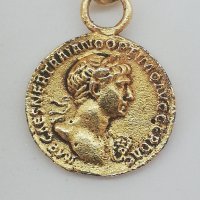 Позлатен медальон, снимка 1 - Колиета, медальони, синджири - 32251541