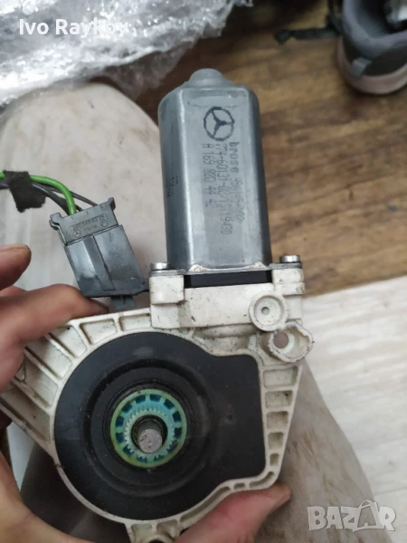 Моторче , задeн вратa , дясна, MERCEDES-BENZ E (W211) A2118202442, снимка 1