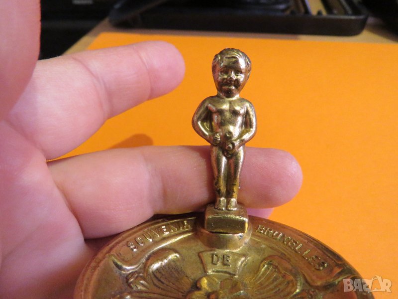пепелник, стар, бронзов - Брюкселското пикаещо момченце - момчето спасило града - оригинал Брюксел., снимка 1