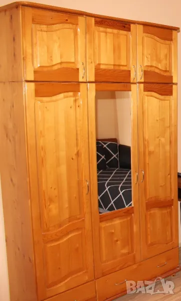 Трикрилен чамов гардероб с надстройка , снимка 1